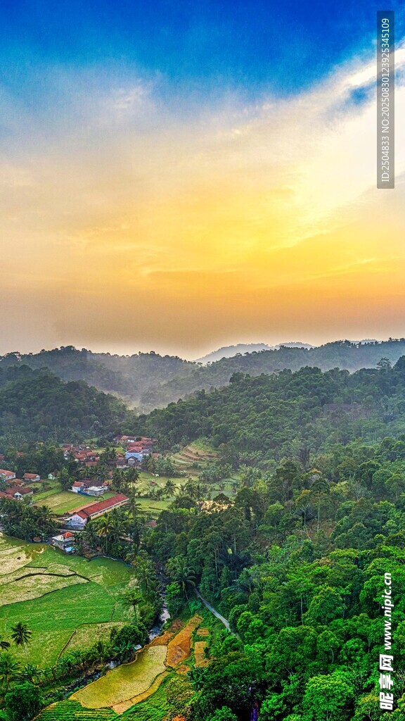 山间美景 绿意盎然的风光