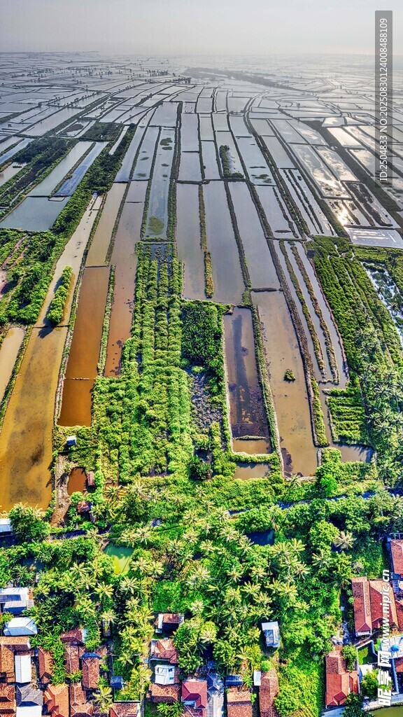 俯瞰多彩农田与建筑景观