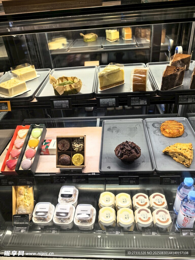 多样美味糕点陈列展示