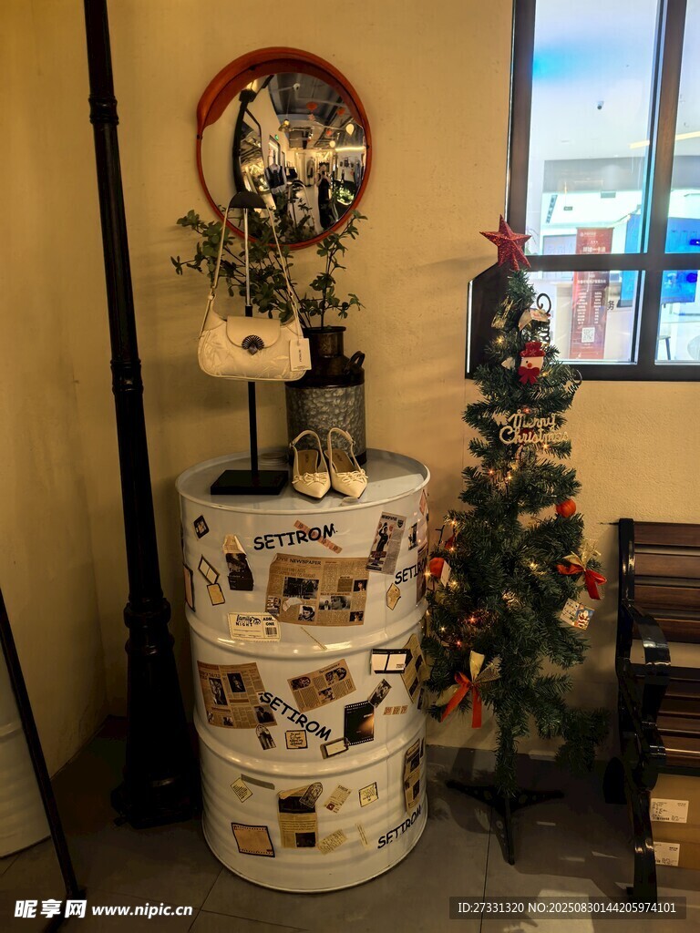 节日装饰展示架与圣诞树