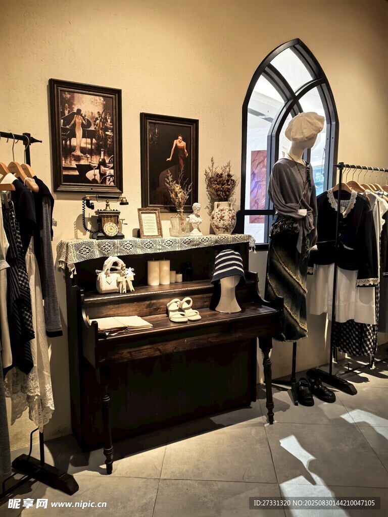 复古风格服饰店内景展示