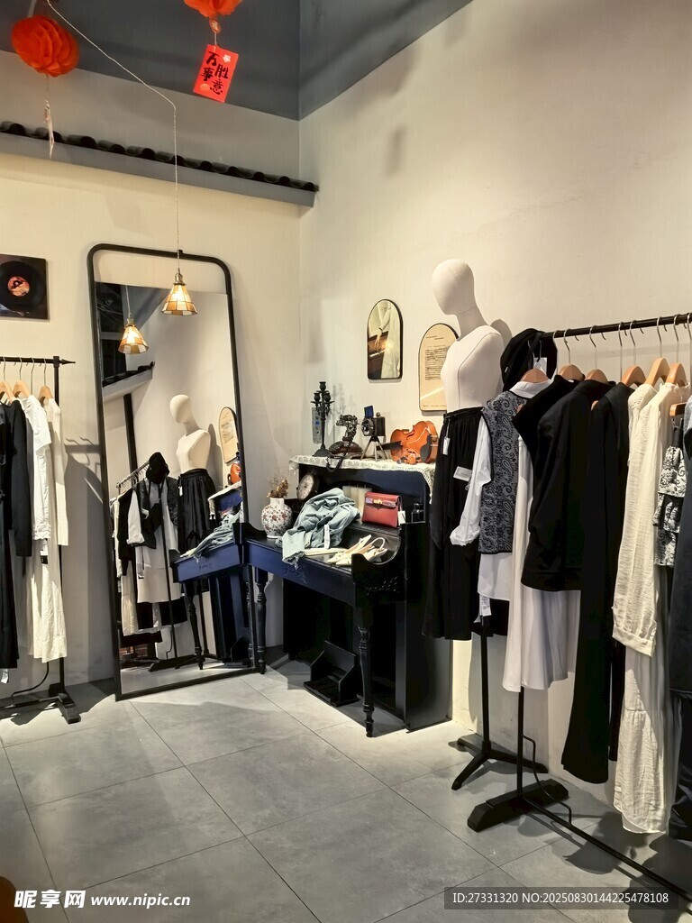 时尚服装店内部陈列展示