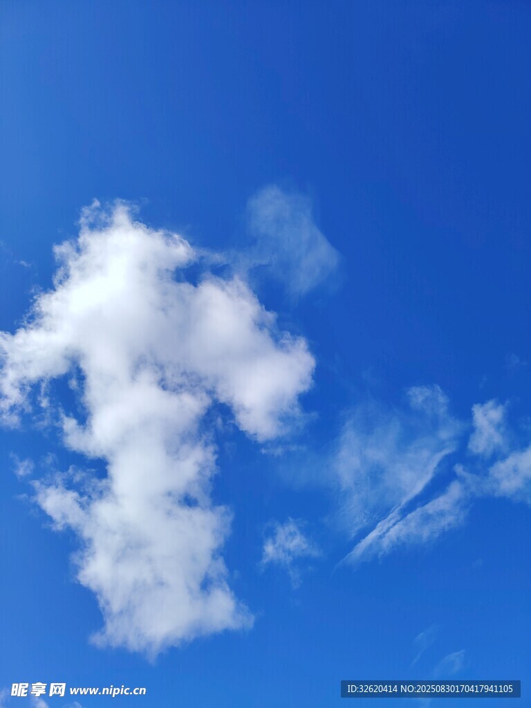 蓝天下的梦幻云朵