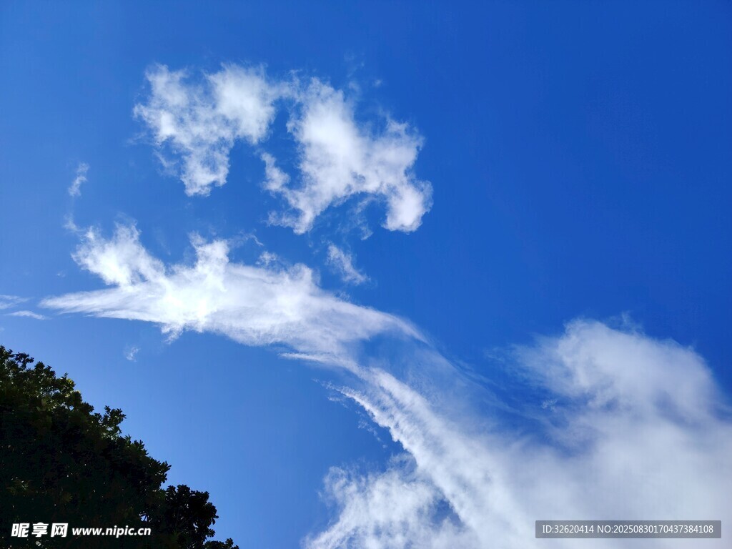 蓝天飘絮状白云美景
