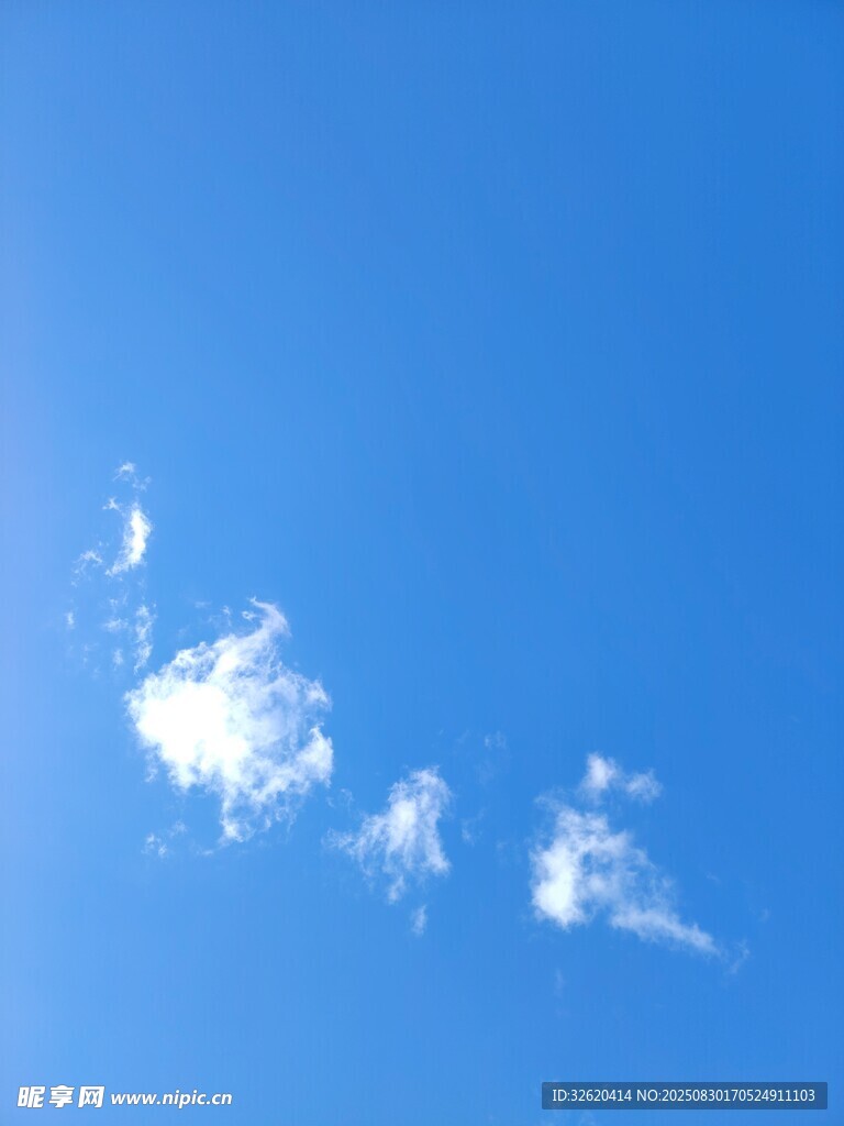 蓝天飘着几朵白云