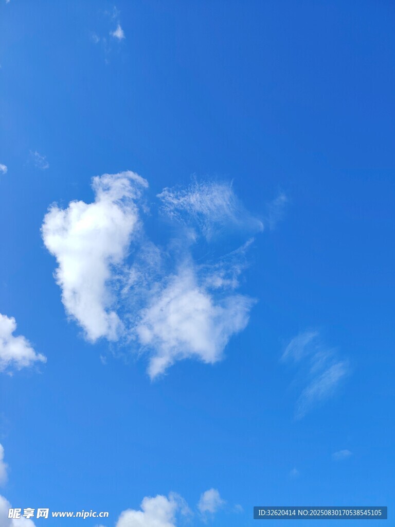 蓝天飘着几朵白云