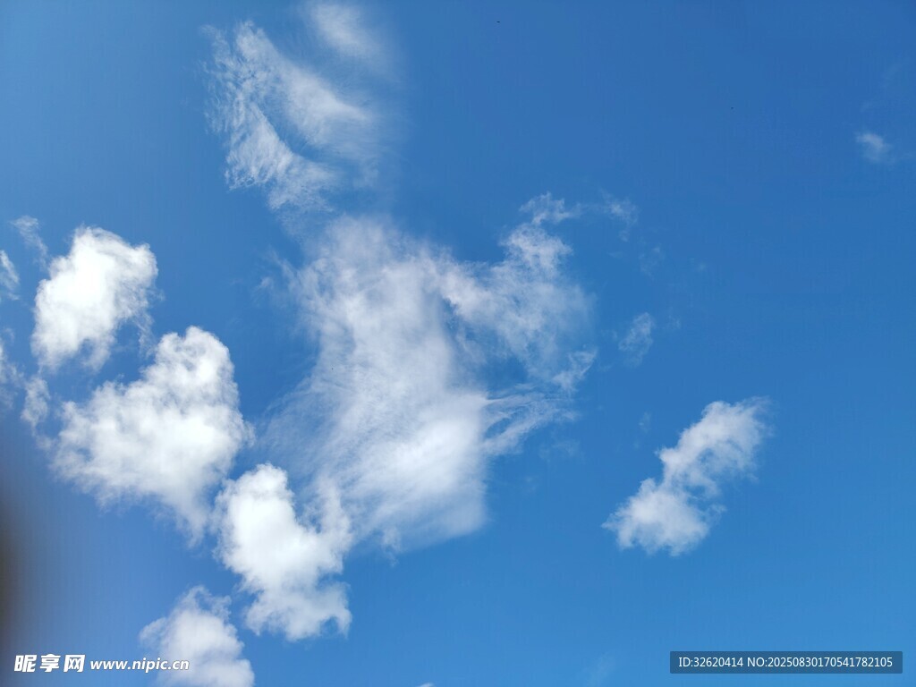 蓝天飘白云