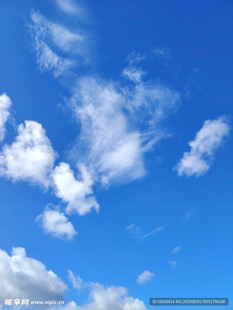 晴朗蓝天飘着朵朵白云