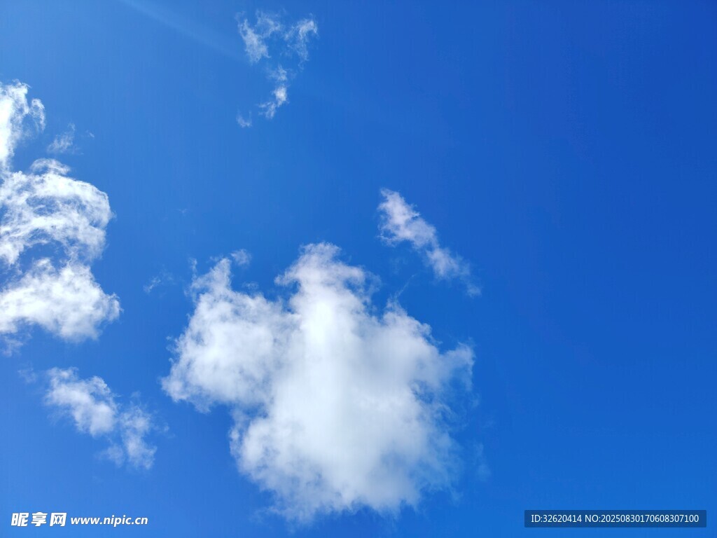 蓝天飘白云