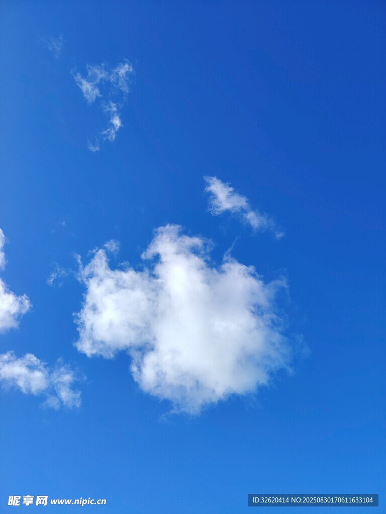 蓝天中的洁白云朵