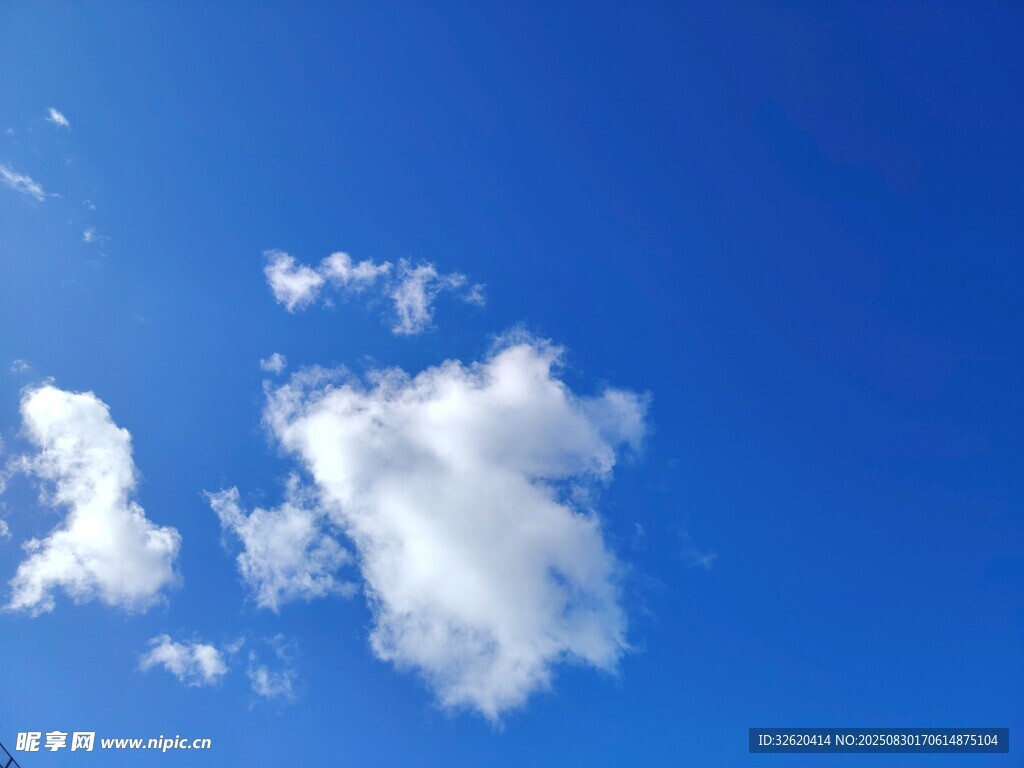 蓝天中的蓬松白云