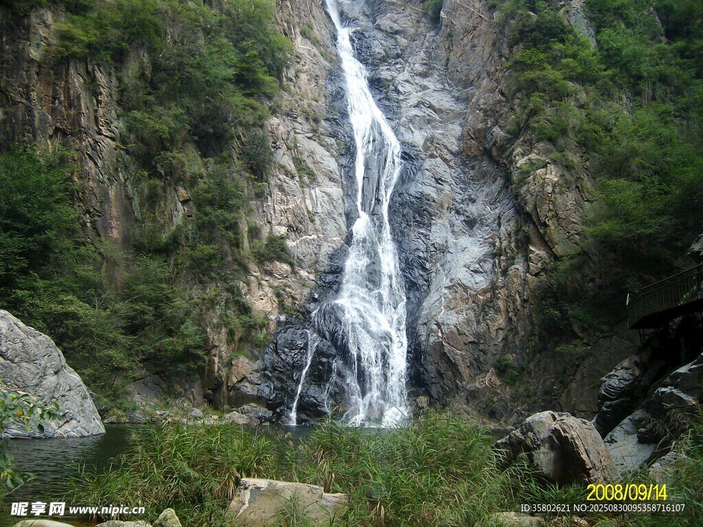 山间壮丽瀑布景观
