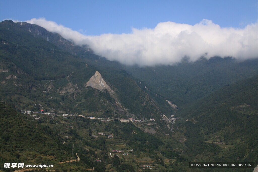 云雾缭绕的山间美景