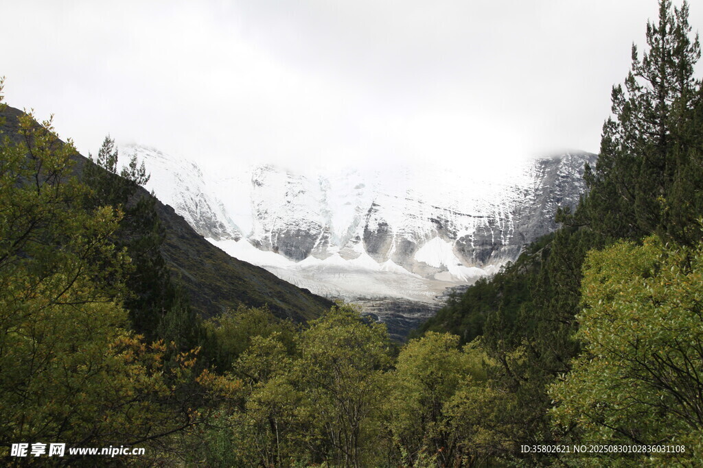山间云雾缭绕的壮丽雪山