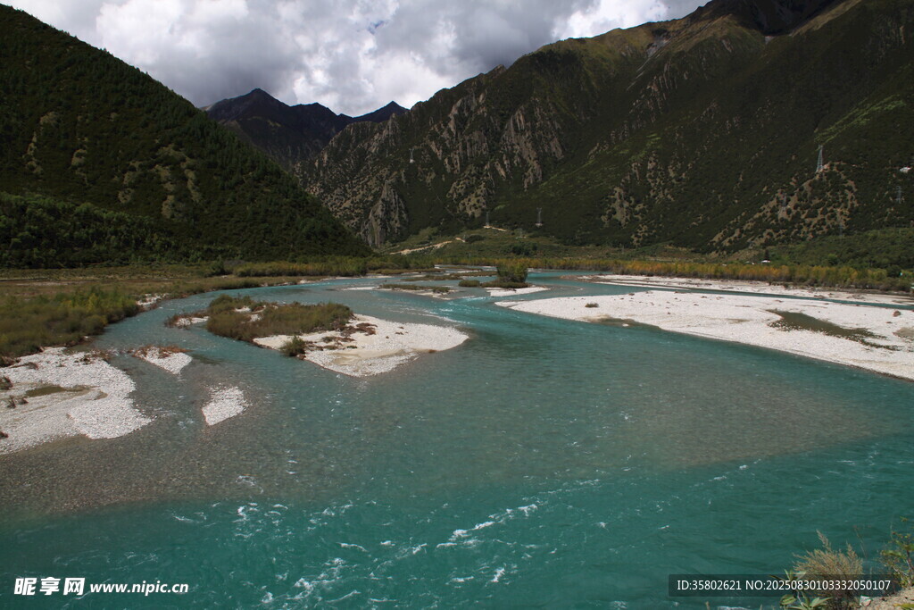 高山间的碧绿湍急河流