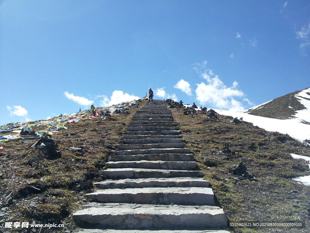 山间石阶路迈向云端处