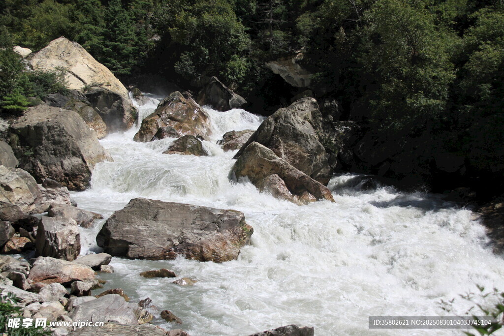 山间湍急溪流穿岩石