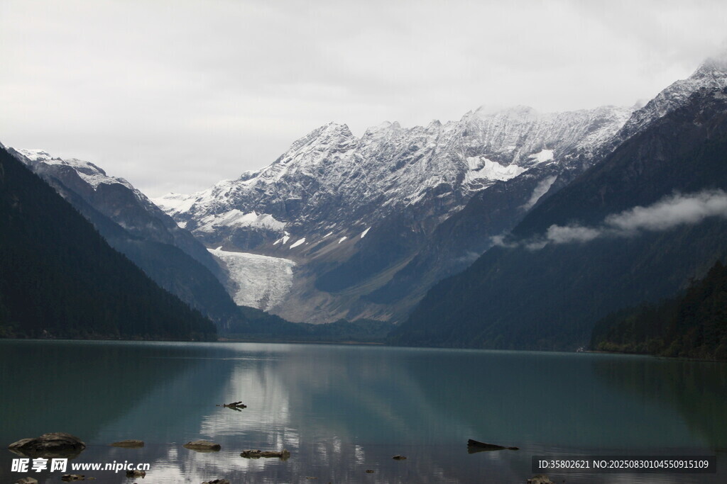 高山湖泊的壮丽自然景观