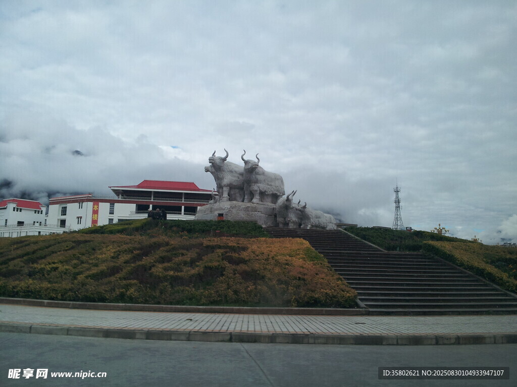 山坡上的建筑与朦胧云雾