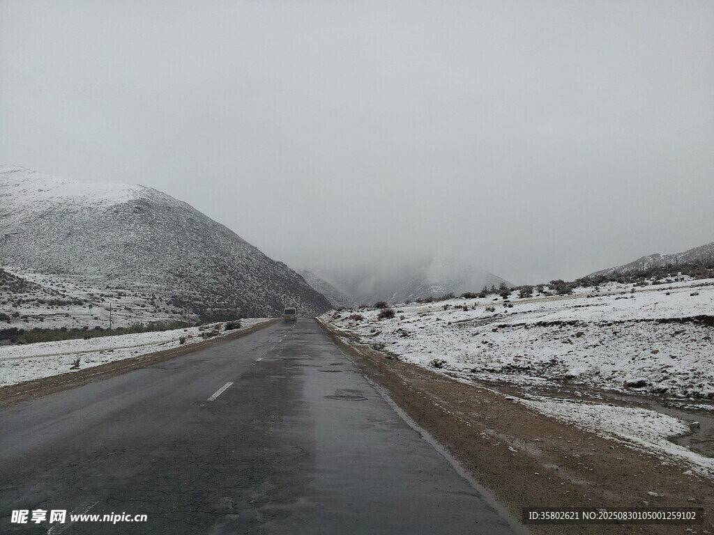 雪后山间公路景象