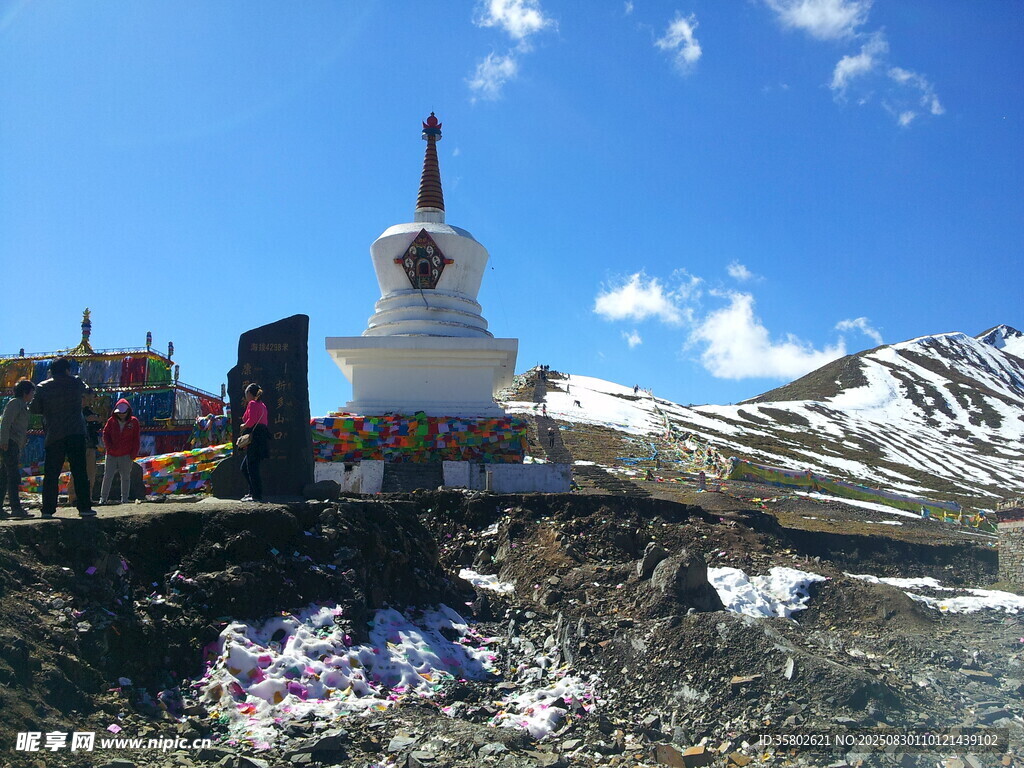 雪山下的白塔景观
