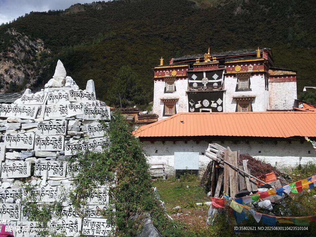 藏区寺庙与祈福石堆景观