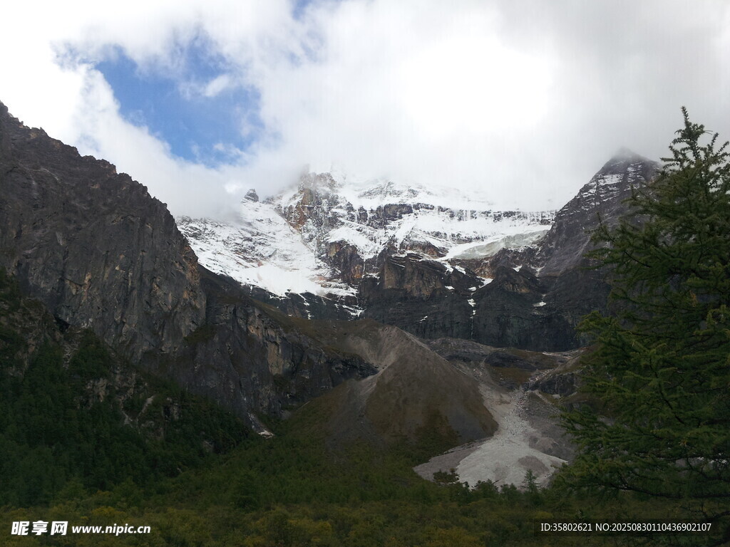 雪山山谷壮丽自然景观