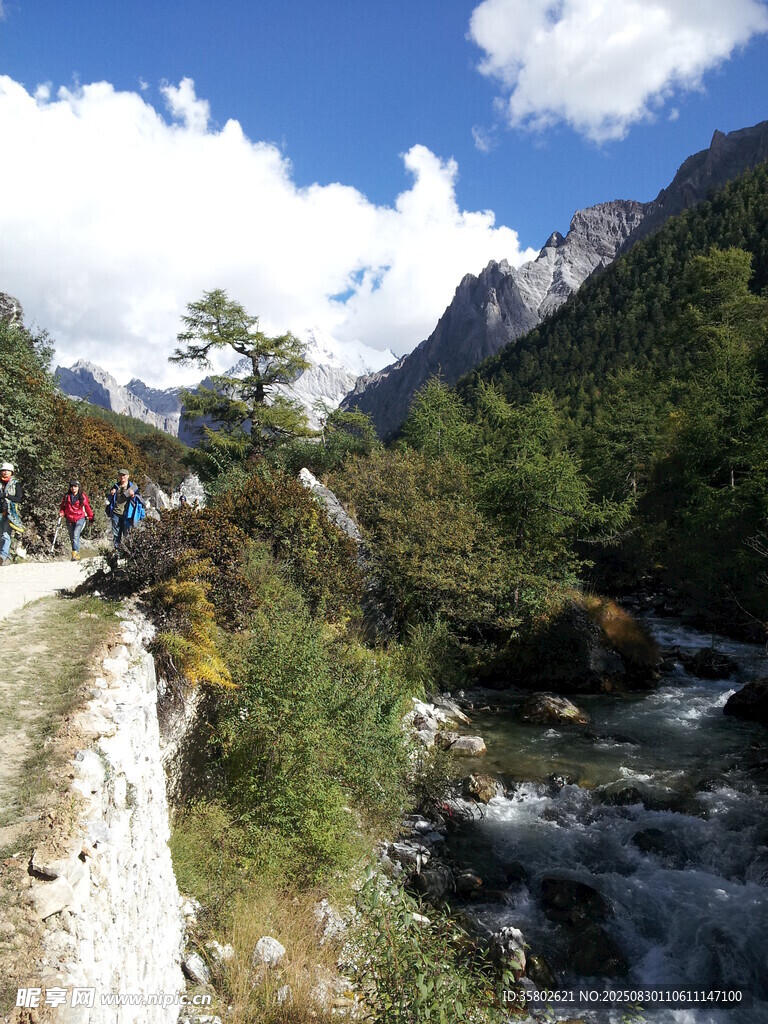 山间徒步美景