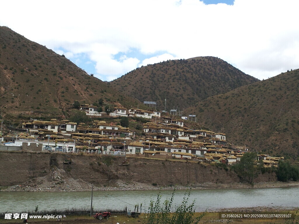 山间河畔的村落美景