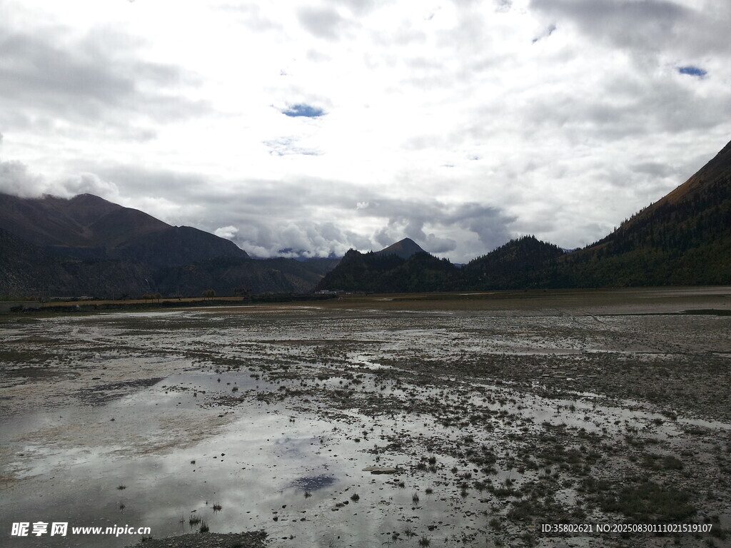 山间泥泞湿地与远处山峦