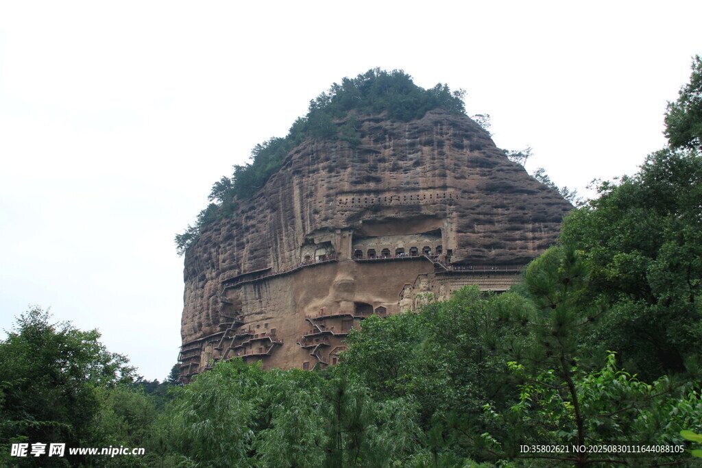 险峻山崖上的古老建筑
