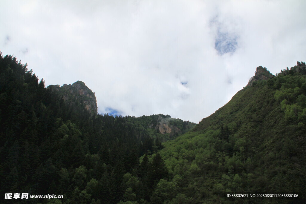 山峦葱郁的自然美景
