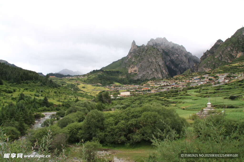 山间绿野村落美景