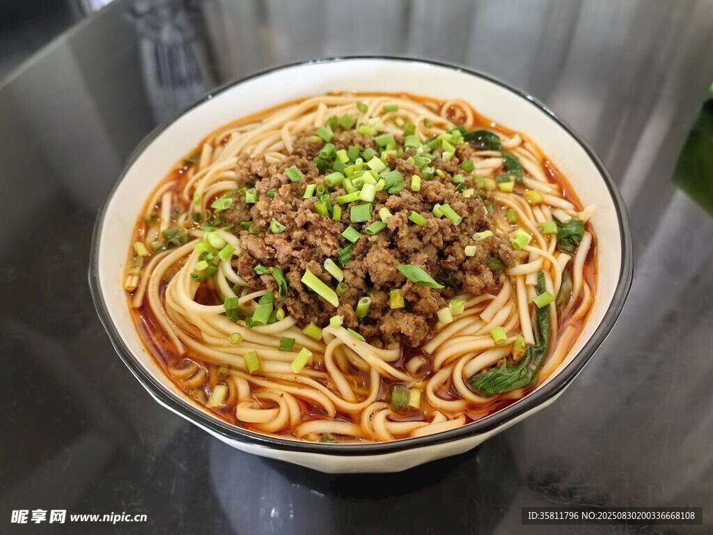 美味肉酱拌面 鲜香诱人