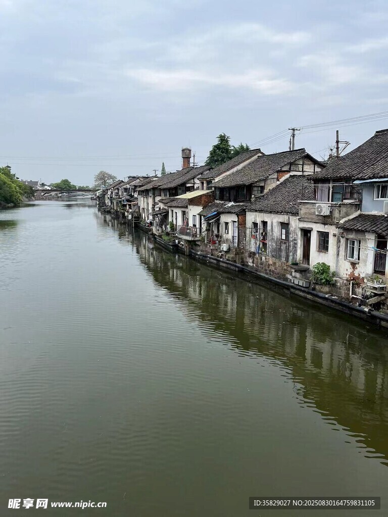 江南水乡沿河古朴民居