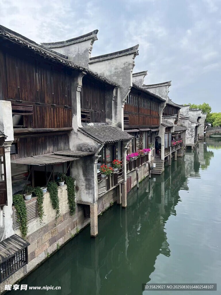 江南水乡临河古朴民居