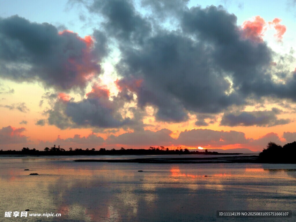 夕阳下的海滨与绚丽云彩