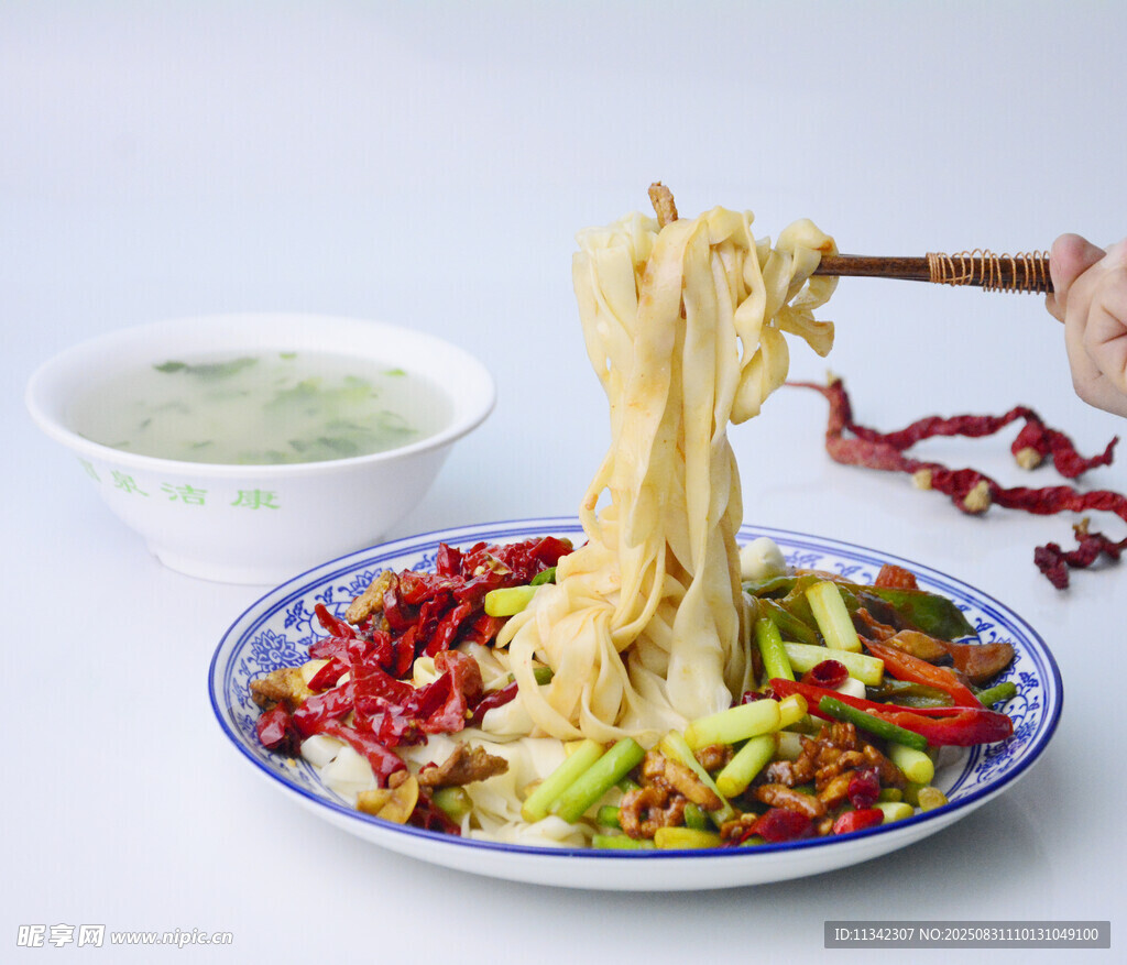 蒜薹炒肉拌面
