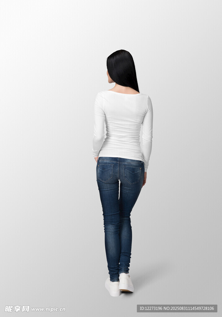 女子背影展示白色上衣牛仔裤