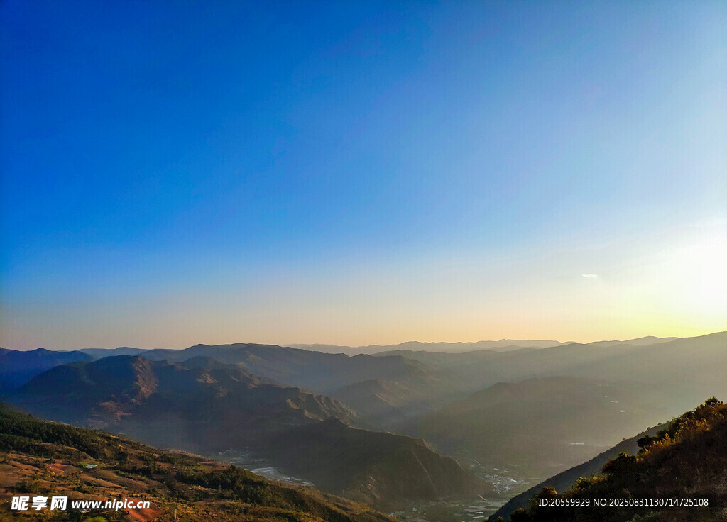 壮丽山景日出风光