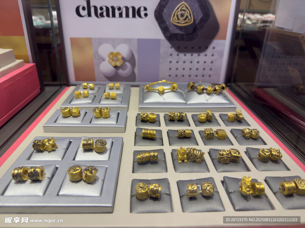 精美金色饰品陈列展示