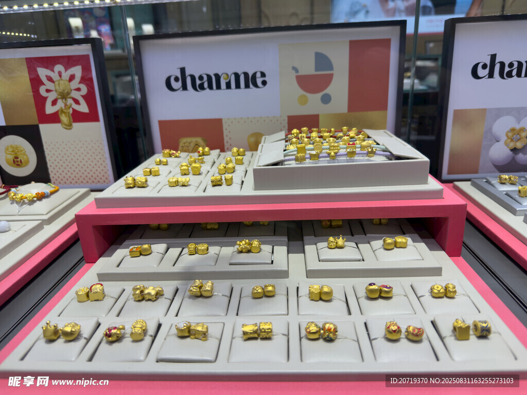 珠宝展示柜中的精美饰品