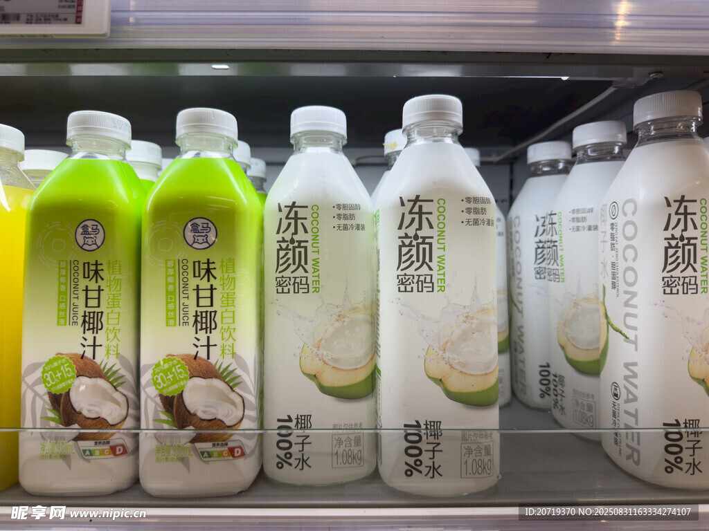 多样风味椰子水陈列展示