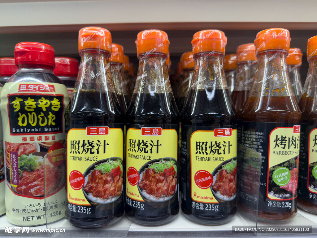 多样调味酱料整齐陈列