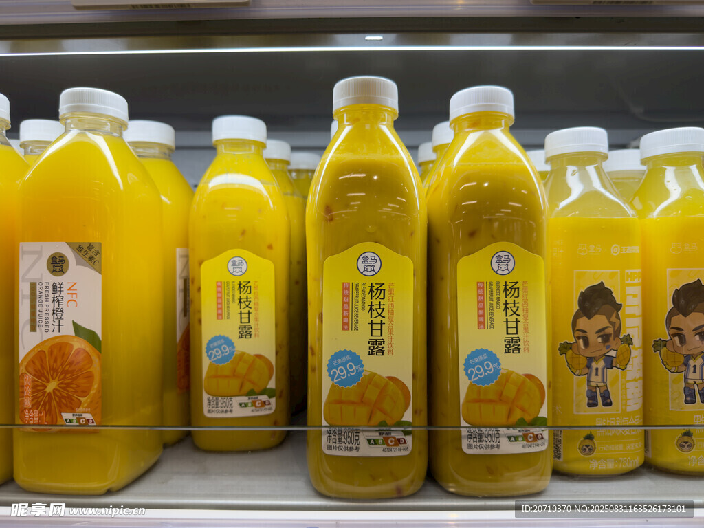 货架上的瓶装黄色果汁饮料