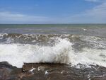 海浪拍打岸边的壮阔景象