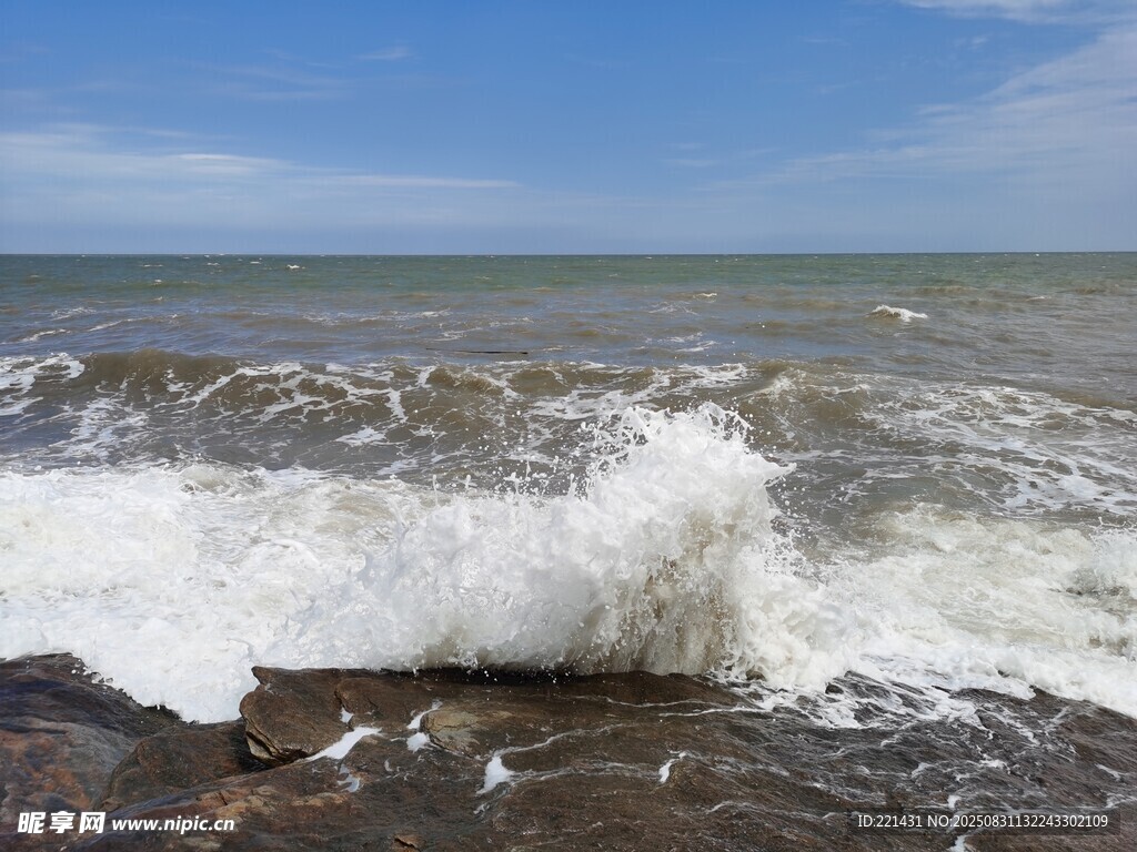 海浪拍打岸边的壮阔景象