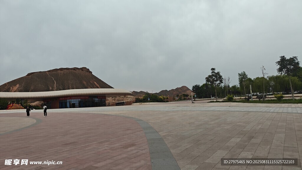 广场上的建筑与开阔场地