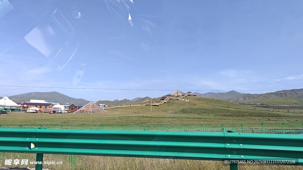 草原风光 远处建筑与蓝天