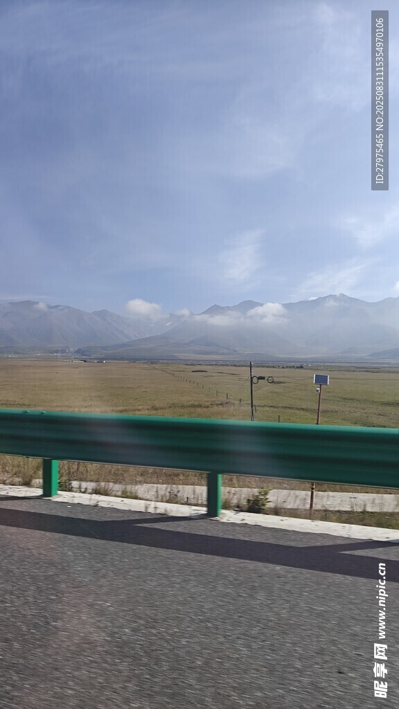 公路边的护栏与远方风景